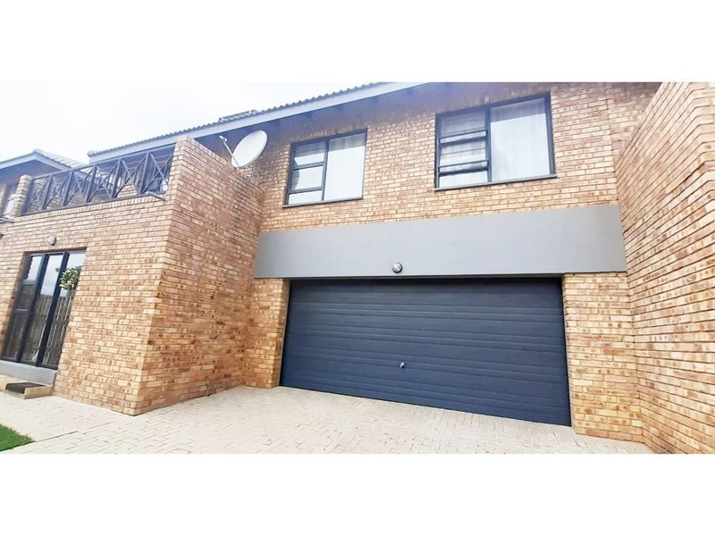 Luxury Townhouse in Ruimsig Spacious Secure 4 Beds 2.5 Baths Pool in Complex - Photo 2