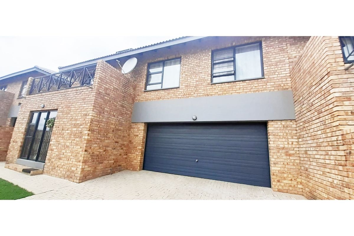 Luxury Townhouse in Ruimsig Spacious Secure 4 Beds 2.5 Baths Pool in Complex - Photo 2