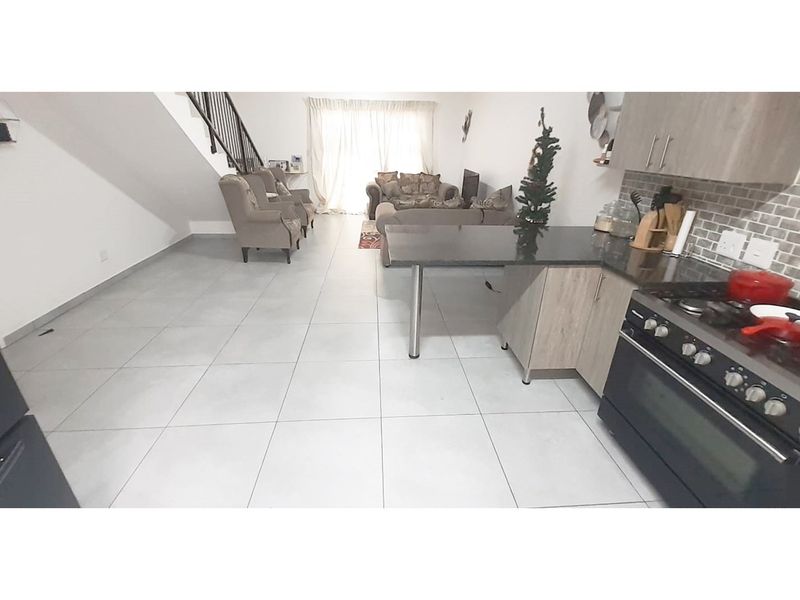 Luxury Townhouse in Ruimsig Spacious Secure 4 Beds 2.5 Baths Pool in Complex - Photo 9