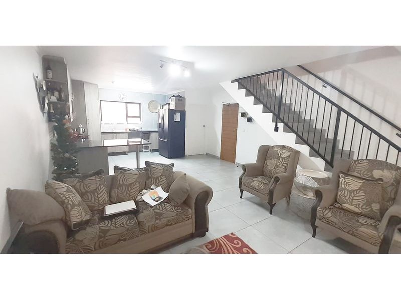 Luxury Townhouse in Ruimsig Spacious Secure 4 Beds 2.5 Baths Pool in Complex - Photo 8