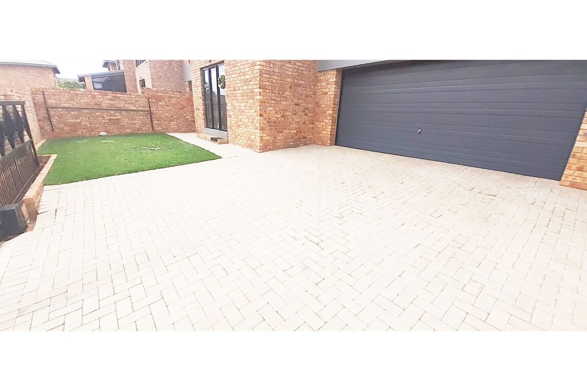 Luxury Townhouse in Ruimsig Spacious Secure 4 Beds 2.5 Baths Pool in Complex - Photo 4