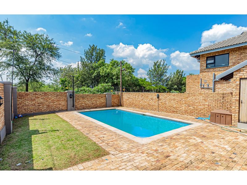 Luxury Townhouse in Ruimsig Spacious Secure 4 Beds 2.5 Baths Pool in Complex - Photo 1