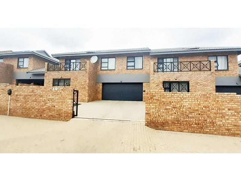 Luxury Townhouse in Ruimsig Spacious Secure 4 Beds 2.5 Baths Pool in Complex - Photo 2