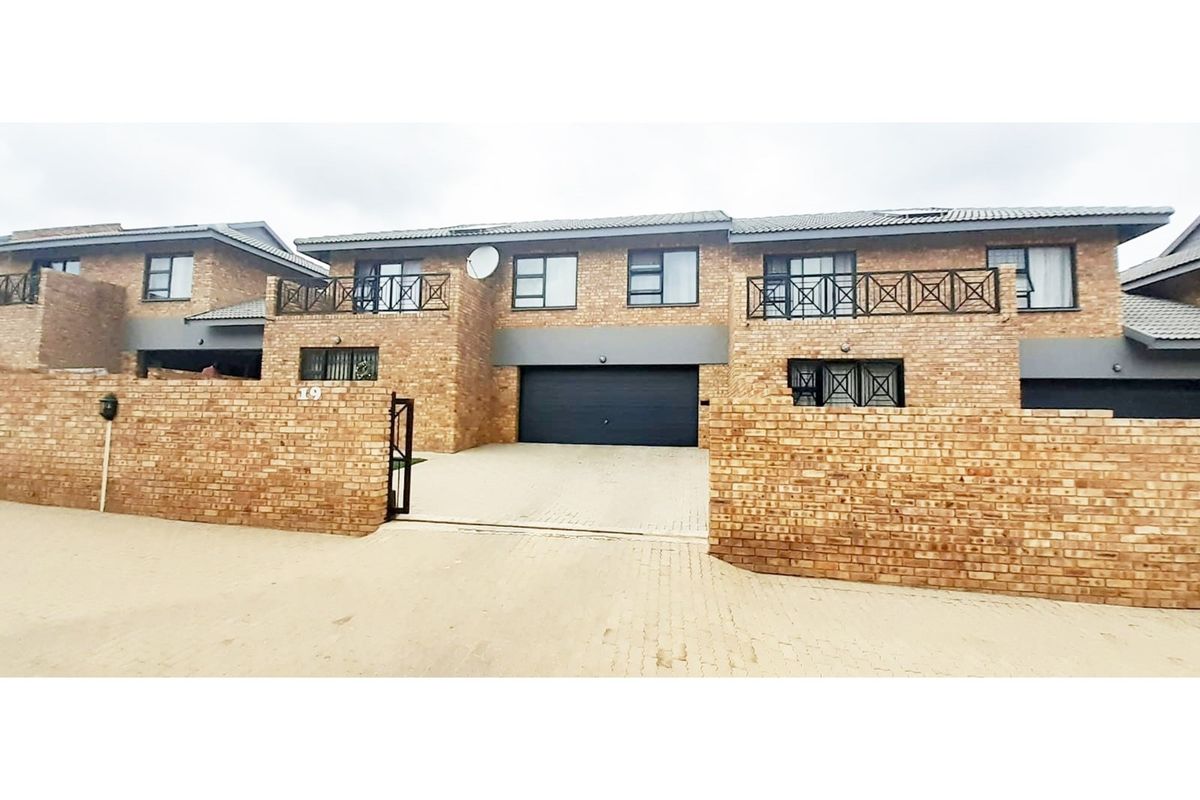 Luxury Townhouse in Ruimsig Spacious Secure 4 Beds 2.5 Baths Pool in Complex - Photo 2