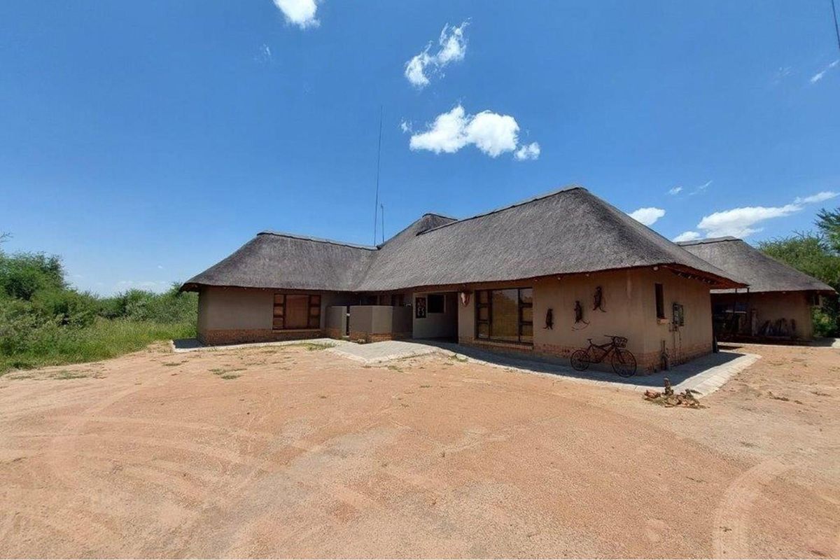 Large thatched 4 bedroom house with a flatlet. Offers welcome - Photo 4
