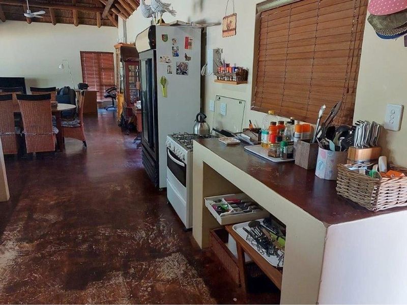 Large thatched 4 bedroom house with a flatlet. Offers welcome - Photo 7