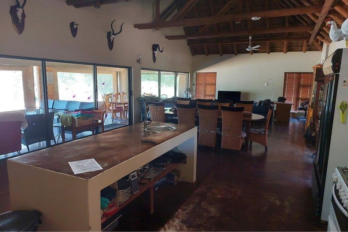 Large thatched 4 bedroom house with a flatlet. Offers welcome - Photo 2