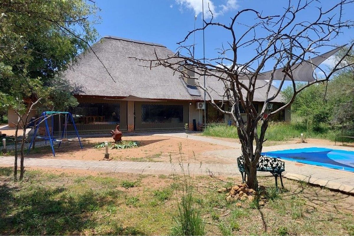 Large thatched 4 bedroom house with a flatlet. Offers welcome - Photo 3