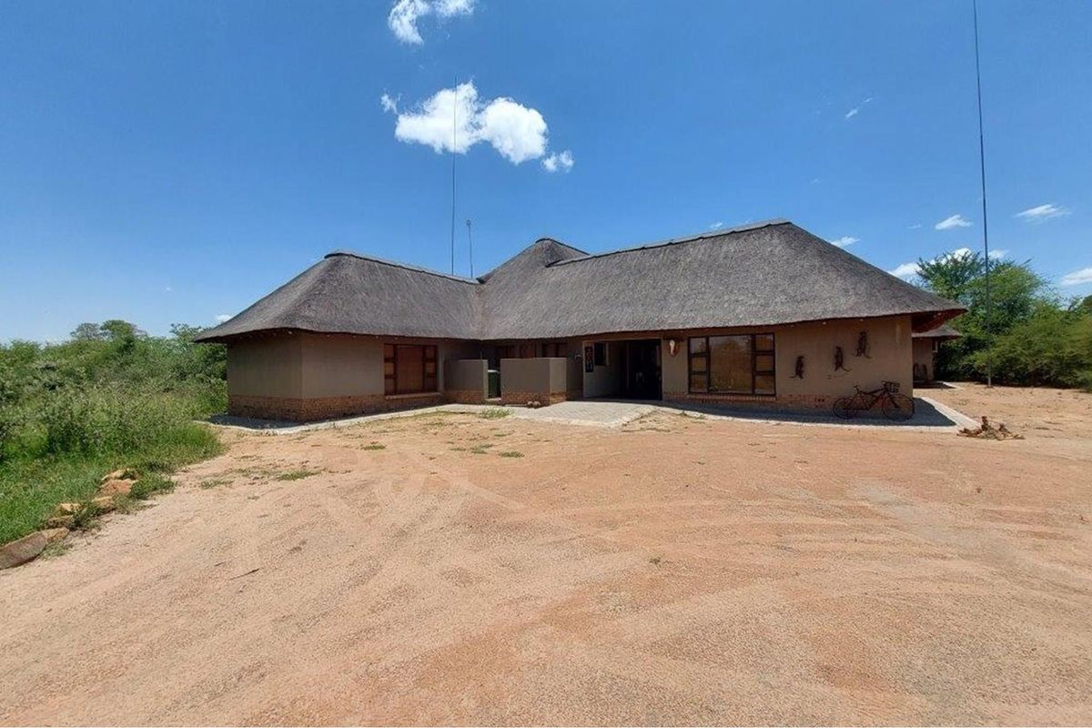 Large thatched 4 bedroom house with a flatlet. Offers welcome - Photo 5