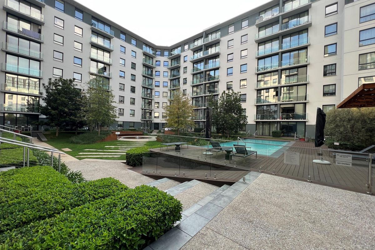 Luxurious Studio Apartment in One on Whiteley - Photo 4