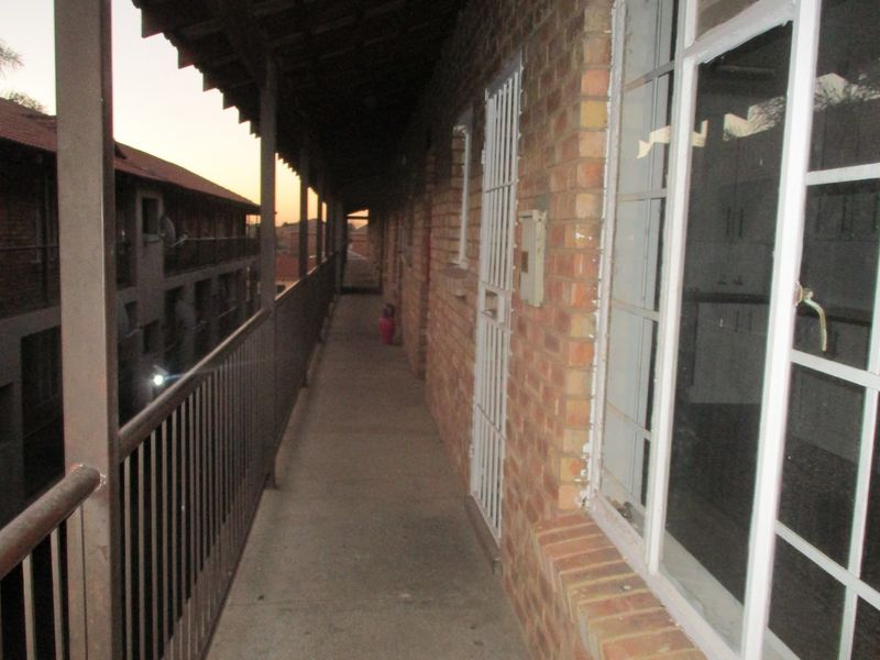 "2-Bed Apartment for sale in Central Kempton Park" - Photo 7