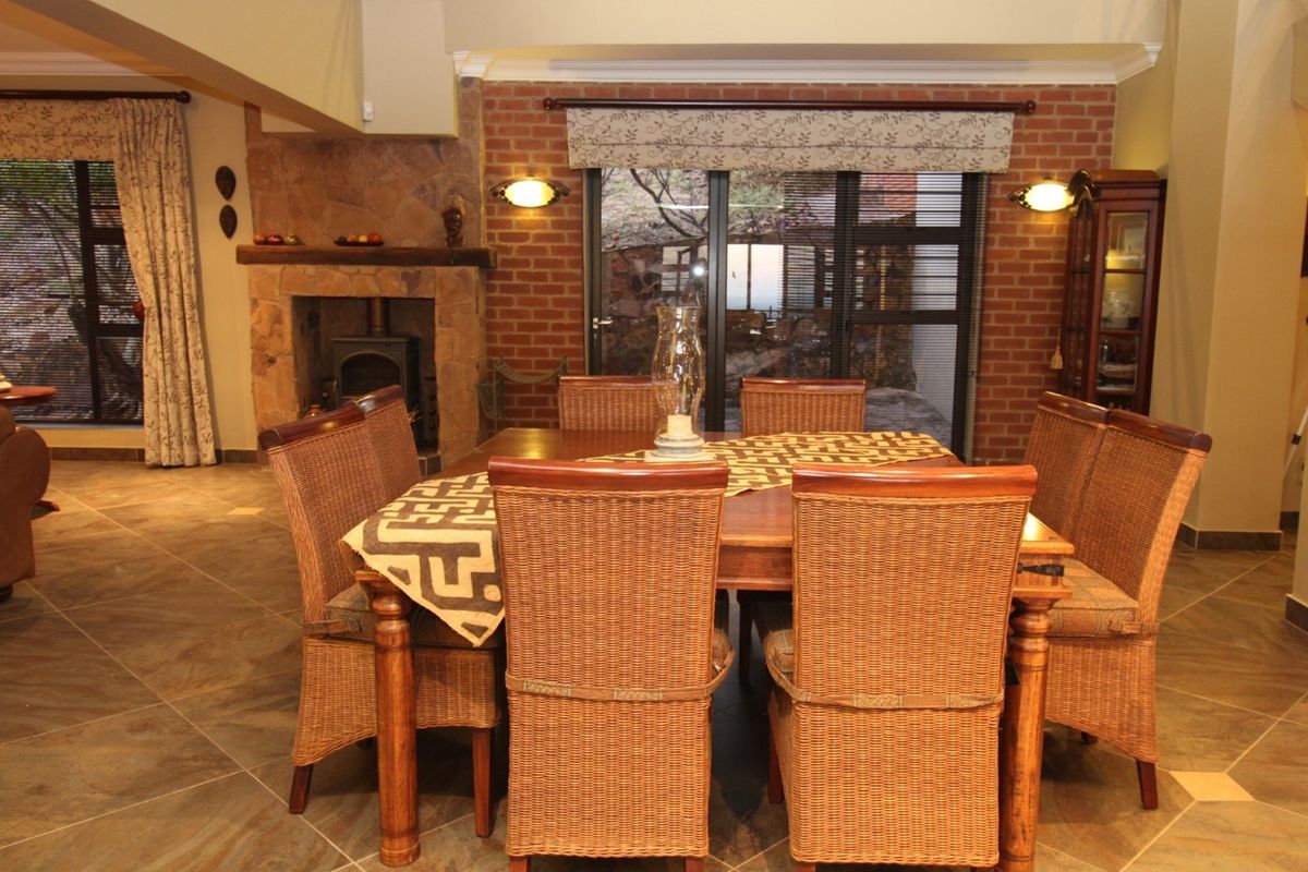 Thaba Moriri - 5 Bedroom Bushveld Elegance with spectacular views - PET FRIENDLY - Photo 4