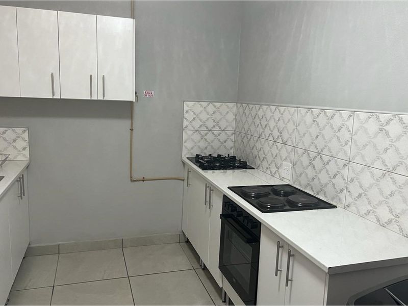 Investor’s Dream: Modern 10-Bedroom Property with Business Zoning - Photo 3