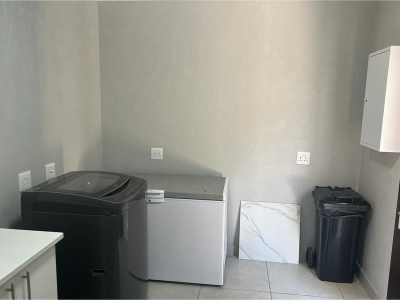 Investor’s Dream: Modern 10-Bedroom Property with Business Zoning - Photo 4