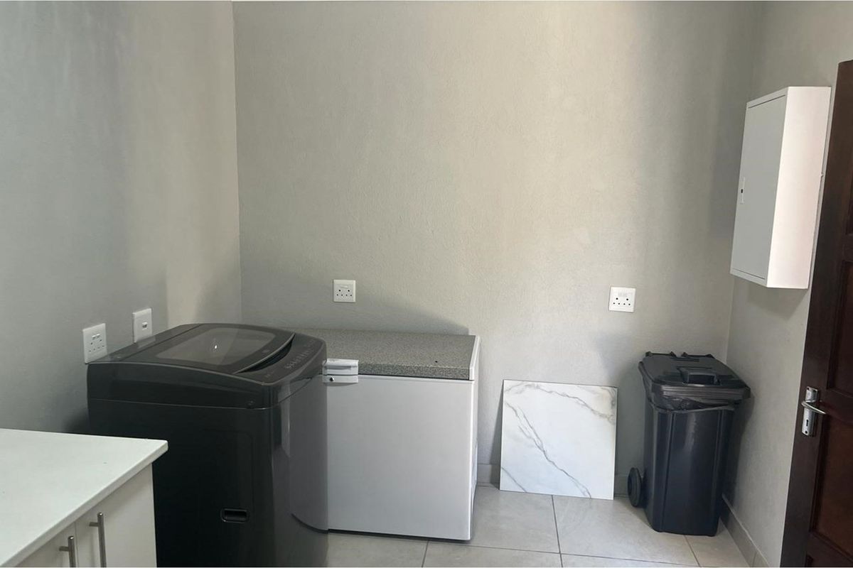 Investor’s Dream: Modern 10-Bedroom Property with Business Zoning - Photo 4