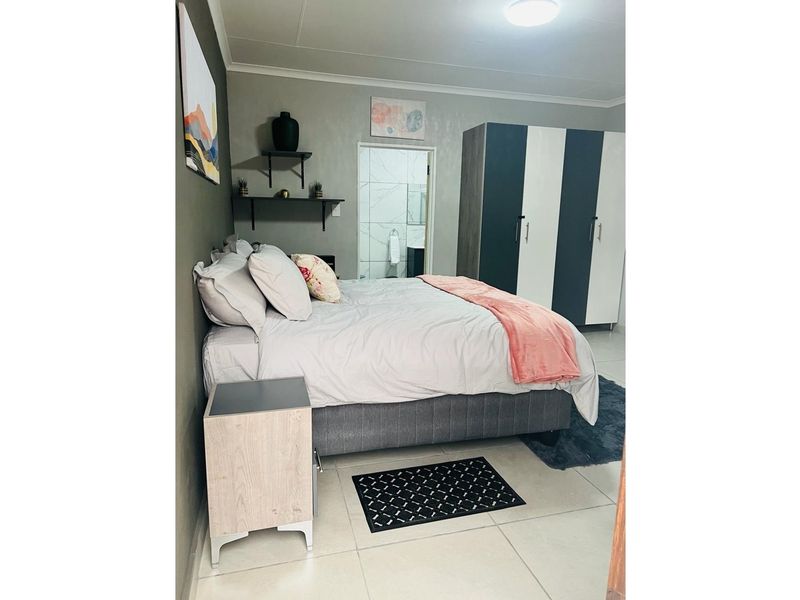 Investor’s Dream: Modern 10-Bedroom Property with Business Zoning - Photo 7