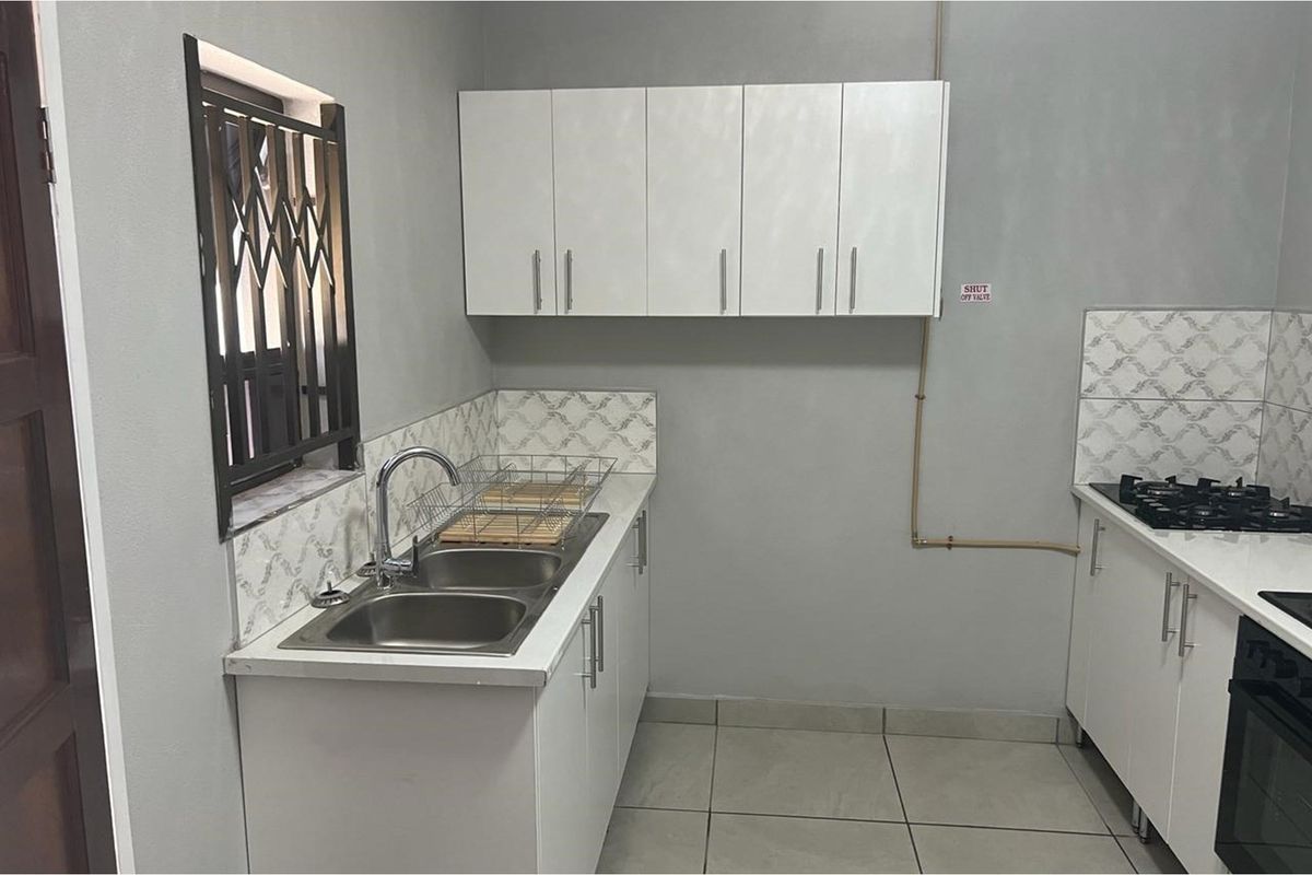 Investor’s Dream: Modern 10-Bedroom Property with Business Zoning - Photo 2