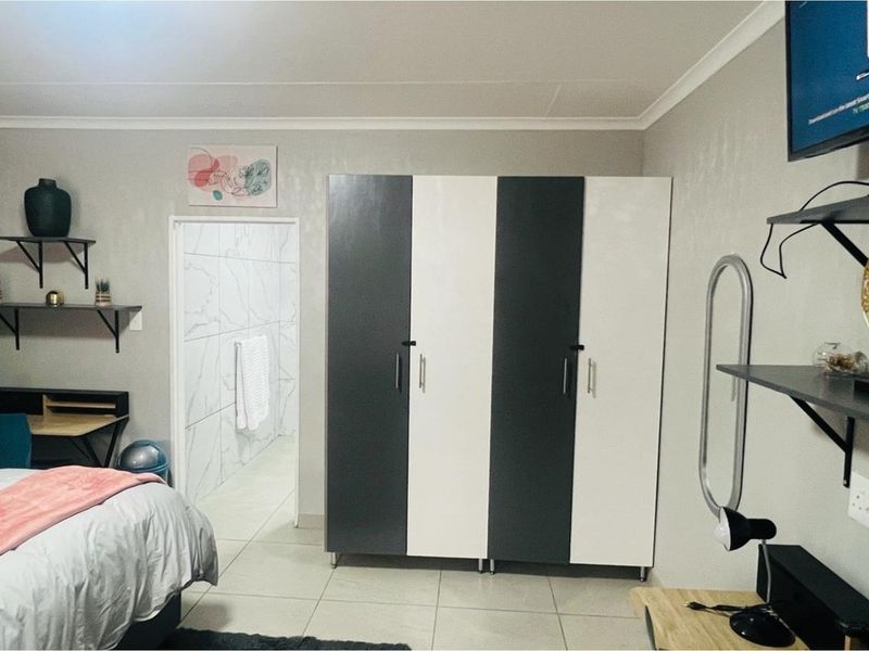 Investor’s Dream: Modern 10-Bedroom Property with Business Zoning - Photo 10