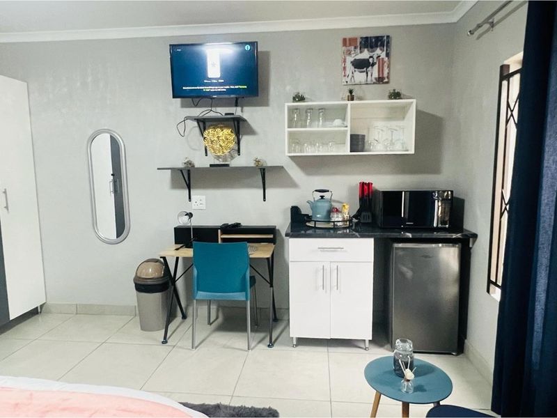 Investor’s Dream: Modern 10-Bedroom Property with Business Zoning - Photo 9