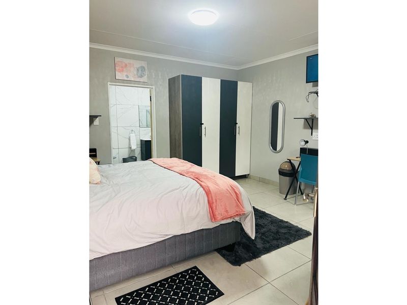 Investor’s Dream: Modern 10-Bedroom Property with Business Zoning - Photo 8