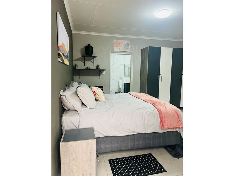 Investor’s Dream: Modern 10-Bedroom Property with Business Zoning - Photo 5