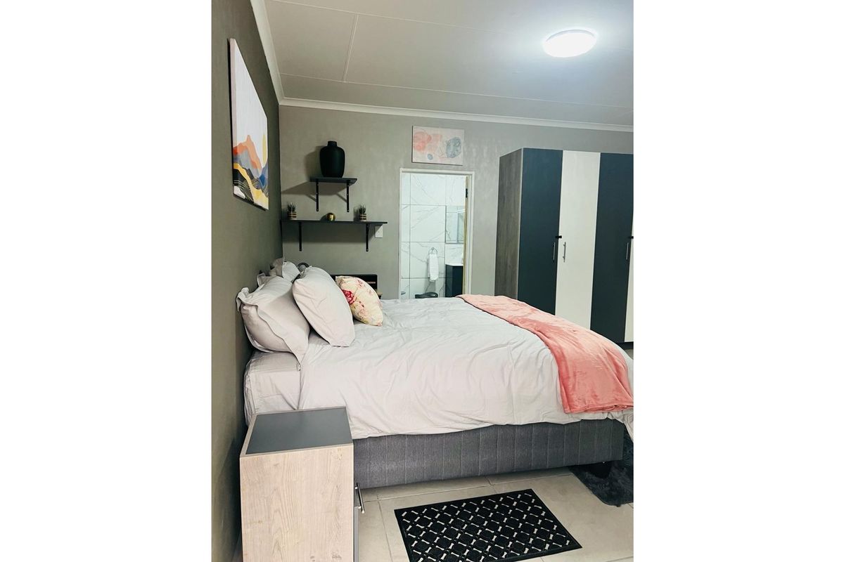 Investor’s Dream: Modern 10-Bedroom Property with Business Zoning - Photo 5