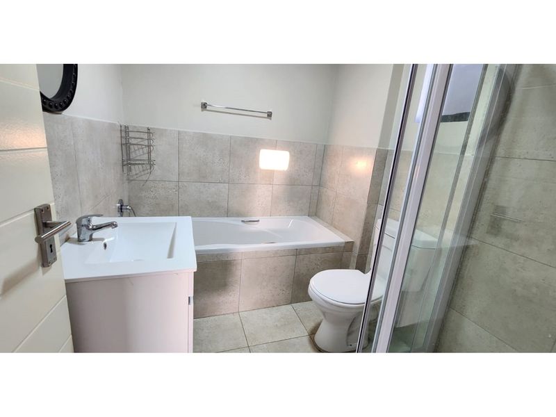 Modern, Sophisticated and Spacious Townhouse in  a Garden Development. - Photo 6