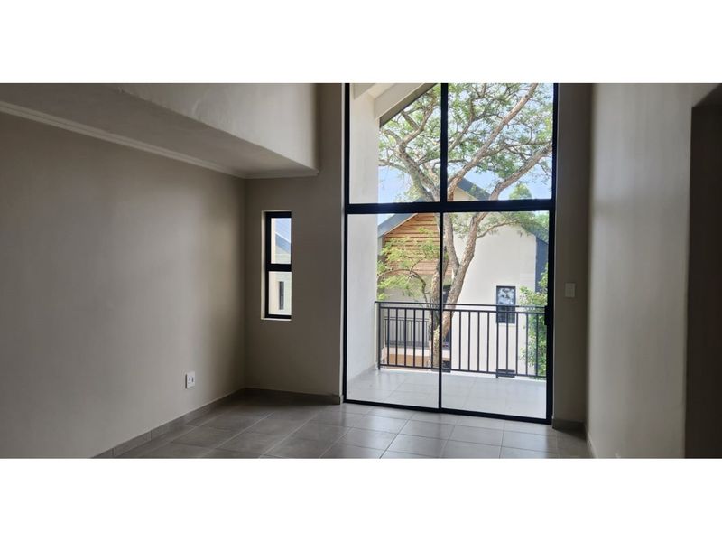 Modern, Sophisticated and Spacious Townhouse in  a Garden Development. - Photo 2