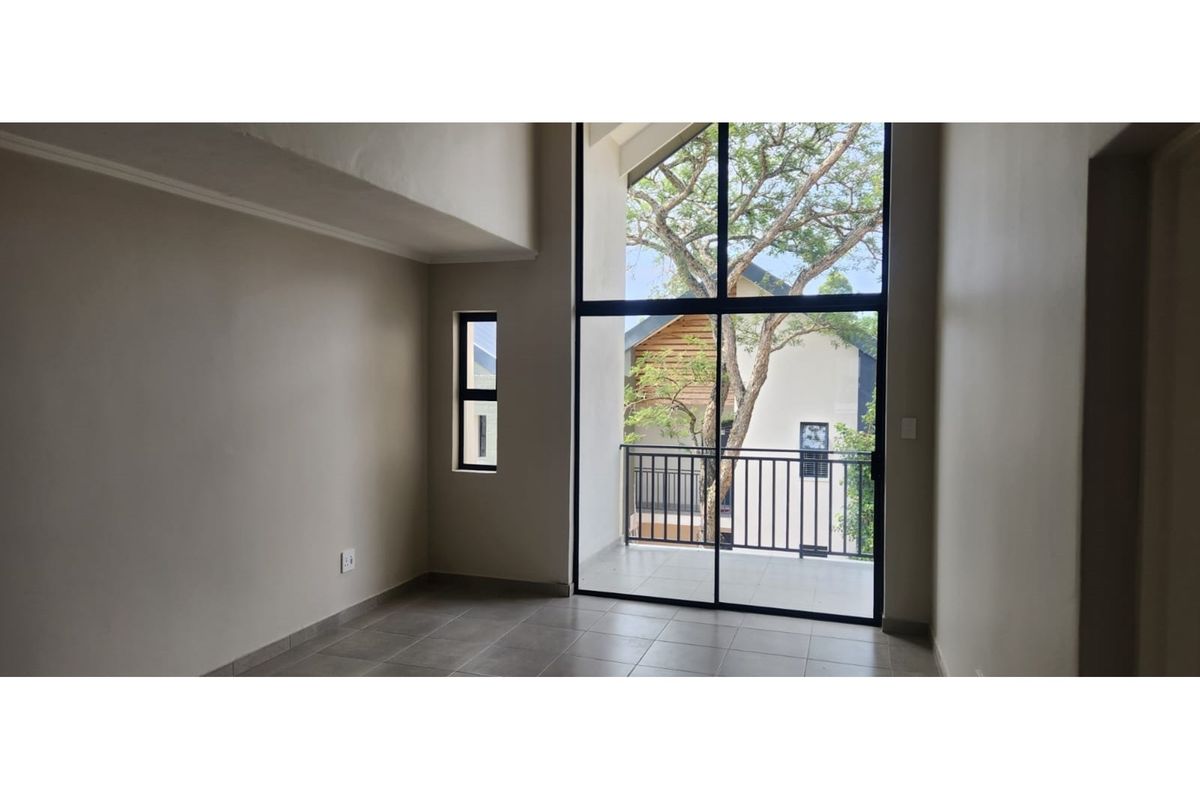 Modern, Sophisticated and Spacious Townhouse in  a Garden Development. - Photo 2