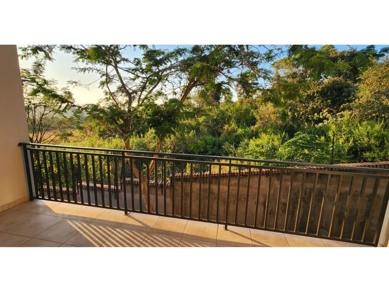 Modern, Sophisticated and Spacious Townhouse in  a Garden Development. - Photo 10