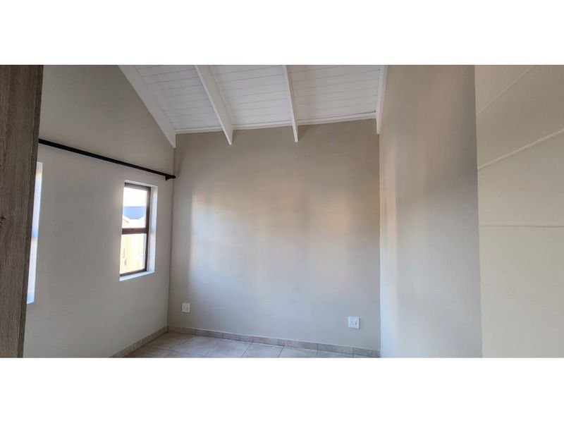 Modern, Sophisticated and Spacious Townhouse in  a Garden Development. - Photo 9