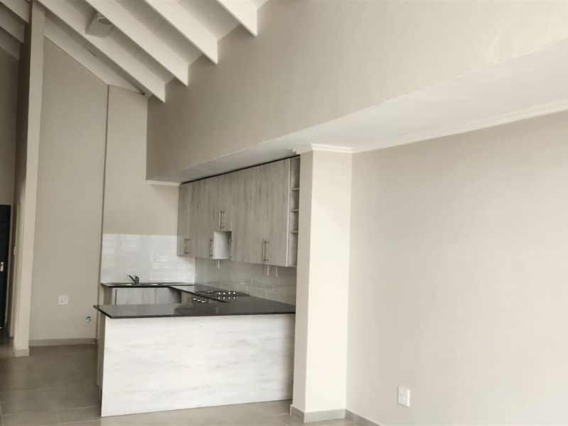 Modern, Sophisticated and Spacious Townhouse in  a Garden Development. - Photo 8