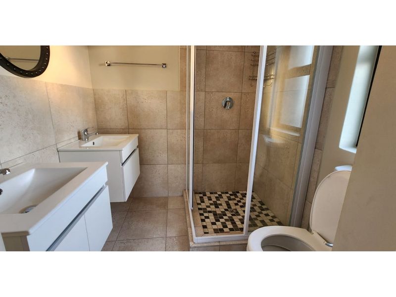 Modern, Sophisticated and Spacious Townhouse in  a Garden Development. - Photo 7