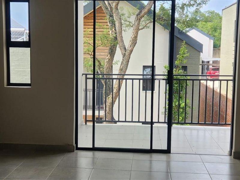 Modern, Sophisticated and Spacious Townhouse in  a Garden Development. - Photo 5