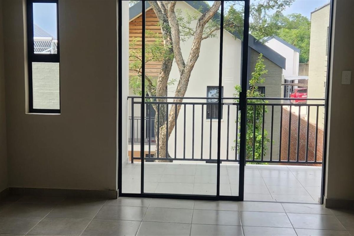 Modern, Sophisticated and Spacious Townhouse in  a Garden Development. - Photo 5