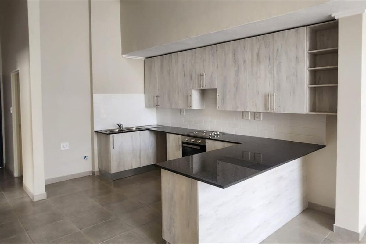 Modern, Sophisticated and Spacious Townhouse in  a Garden Development. - Photo 3