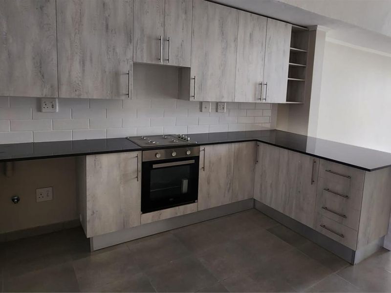 Modern, Sophisticated and Spacious Townhouse in  a Garden Development. - Photo 4