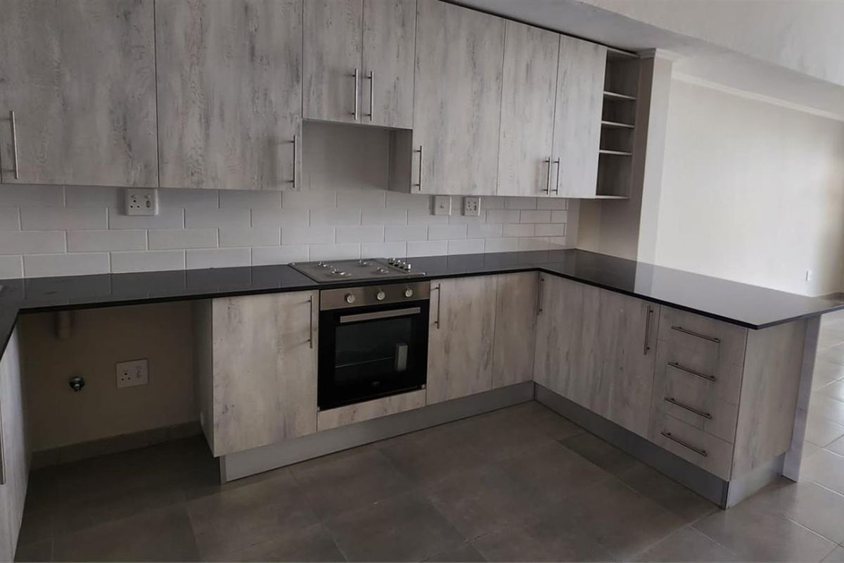 Modern, Sophisticated and Spacious Townhouse in  a Garden Development. - Photo 4