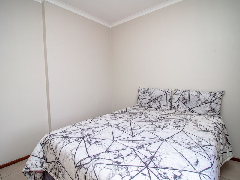 Top-Floor Peace, Space and Lifestyle Perks - Modern 2-Bedroom Apartment with Balcony - Photo 10