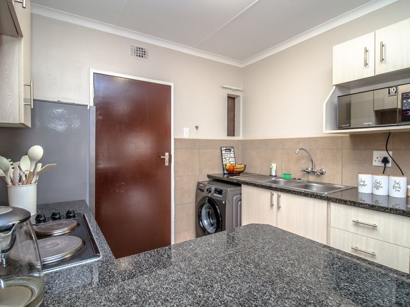 Top-Floor Peace, Space and Lifestyle Perks - Modern 2-Bedroom Apartment with Balcony - Photo 8