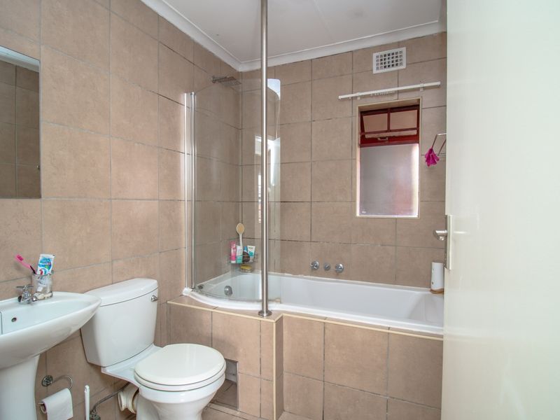 Top-Floor Peace, Space and Lifestyle Perks - Modern 2-Bedroom Apartment with Balcony - Photo 7