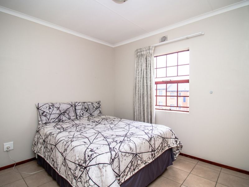 Top-Floor Peace, Space and Lifestyle Perks - Modern 2-Bedroom Apartment with Balcony - Photo 6