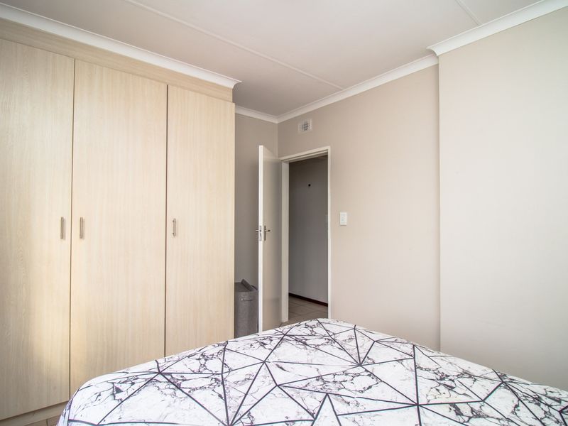 Top-Floor Peace, Space and Lifestyle Perks - Modern 2-Bedroom Apartment with Balcony - Photo 9