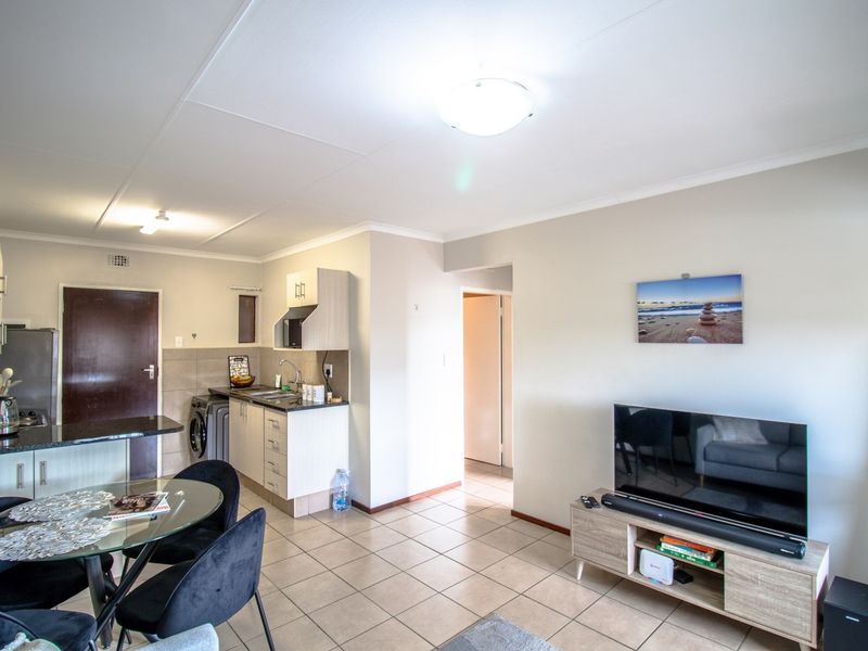 Top-Floor Peace, Space and Lifestyle Perks - Modern 2-Bedroom Apartment with Balcony - Photo 1