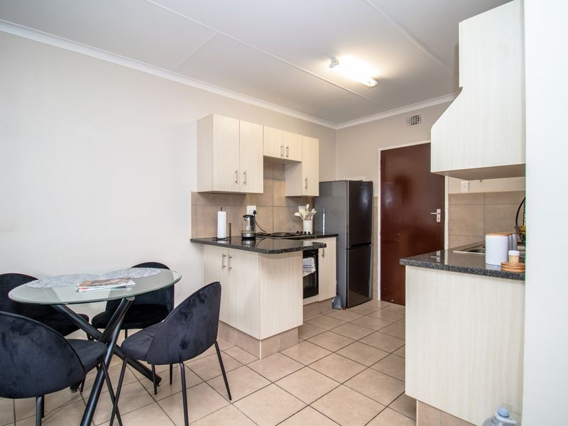 Top-Floor Peace, Space and Lifestyle Perks - Modern 2-Bedroom Apartment with Balcony - Photo 5