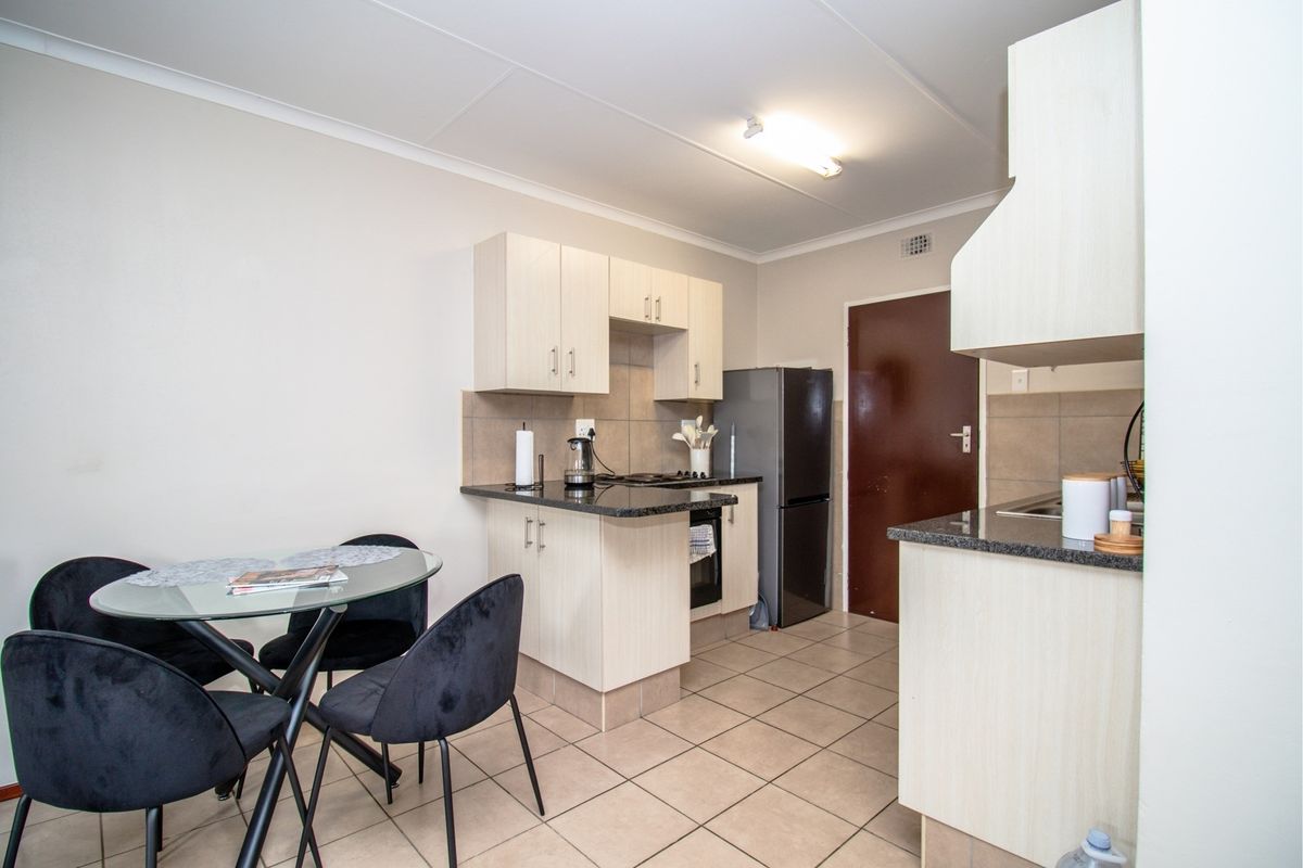 Top-Floor Peace, Space and Lifestyle Perks - Modern 2-Bedroom Apartment with Balcony - Photo 5