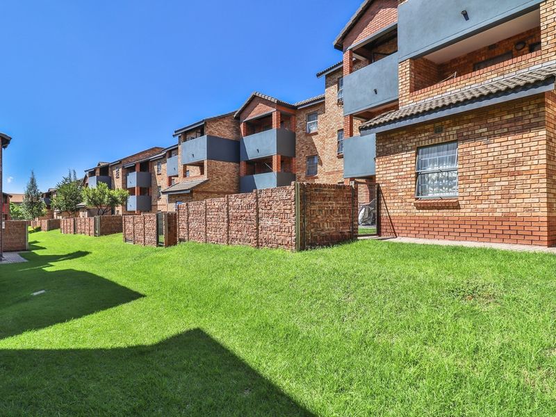 Top-Floor Peace, Space and Lifestyle Perks - Modern 2-Bedroom Apartment with Balcony - Photo 2