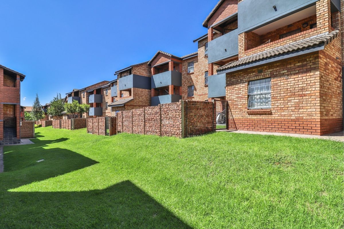 Top-Floor Peace, Space and Lifestyle Perks - Modern 2-Bedroom Apartment with Balcony - Photo 2