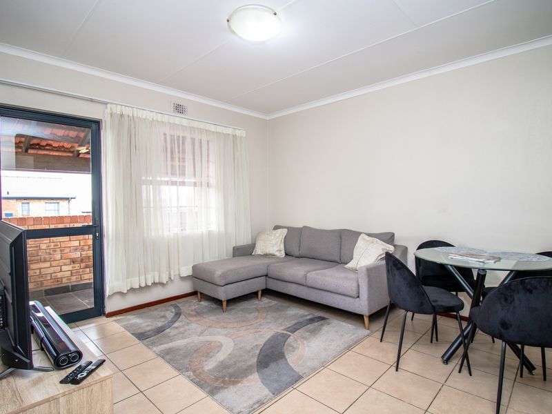 Top-Floor Peace, Space and Lifestyle Perks - Modern 2-Bedroom Apartment with Balcony - Photo 3