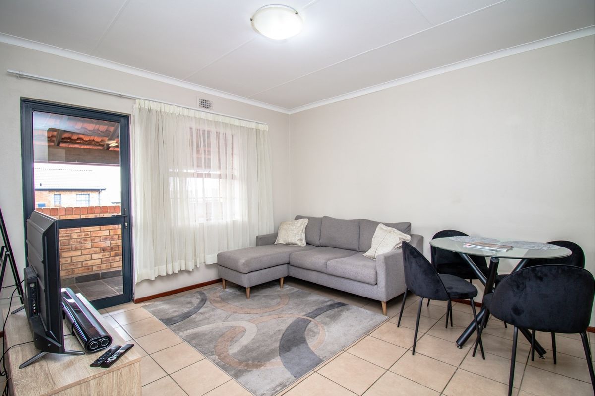 Top-Floor Peace, Space and Lifestyle Perks - Modern 2-Bedroom Apartment with Balcony - Photo 3
